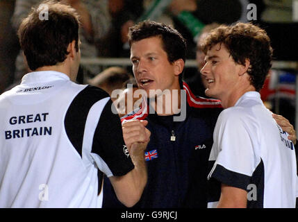 Greg Rusedski (à gauche), en Grande-Bretagne, se serre la main avec Tim Henman (au centre) en tant que double partenaire Jamie Murray regarde sur la suite de la victoire contre Robin Haase et Rogier Wassen aux pays-Bas dans le match de la coupe Davis zone euro-africaine un double au NEC à Birmingham. Banque D'Images