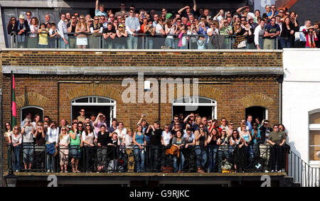 Les supporters applaudissent aujourd'hui les équipes d'aviron de l'Université d'Oxford et de Cambridge à Hammersmith lors de la 153e course nautique. Banque D'Images