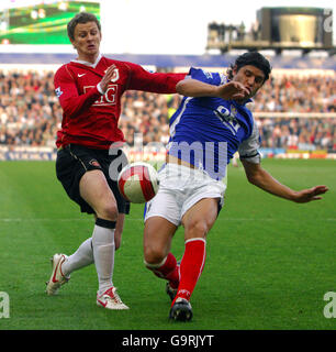 Football - FA Barclays Premiership - Portsmouth / Manchester United - Frattan Park.Dejan Stefanovic de Portsmouth et la bataille d'Ole Gunnar Solskjaer de Manchester United Banque D'Images