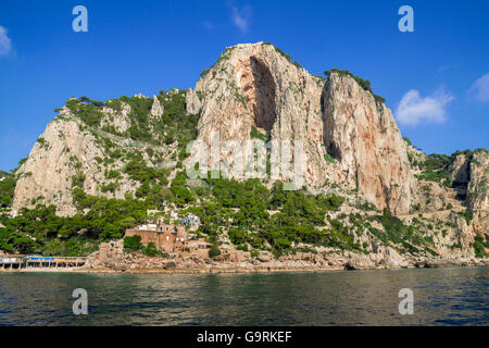 La formation des roches sur la côte méditerranéenne , l'île de Capri, Italie Banque D'Images