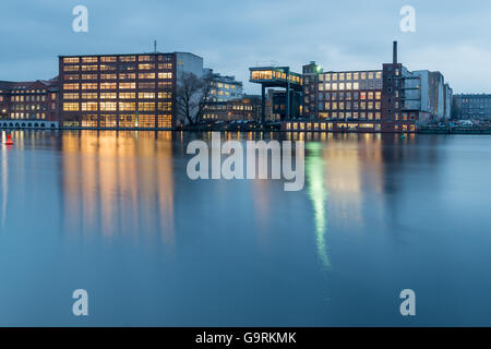 Berlin, Allemagne. Le 15 janvier 2014. Les immeubles d'affaires situé à du Berlins Spree. L'exposition de longue date, HDR. Banque D'Images