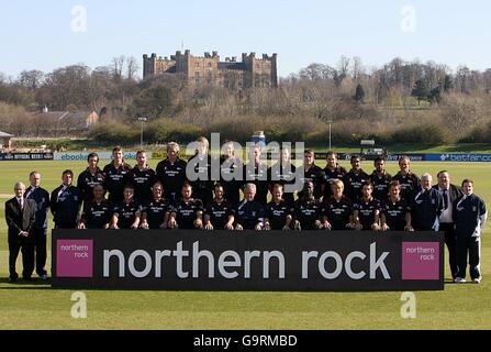 Durham's (rangée arrière de gauche à droite) Will Gidman, Will Smith, Mark Stoneman, Mitch Claydon, Luke Evans, Ben Harmison, Callum Thorp, Paul Wiseman, Gary Scott, Kyle Coetzer, Uzair Mahomed, Moneeb Iqbal, Gary Park (première rangée de gauche à droite), Brian Hunt, entraîneur Jon lewis, entraîneur Alan Walker, Gareth Breese, Gordon Muchall, Neil Killen, Stephen Harmison, Michael Di Venuto, Geoff Cook, capitaine Dale Benkenstein, Otis Gibson, Mark Davis, Graham Onions et Phil Mustard, Physio Nigel Kent, conditionneur Michael King, UN marqueur d'équipe Richie Hilton. Banque D'Images