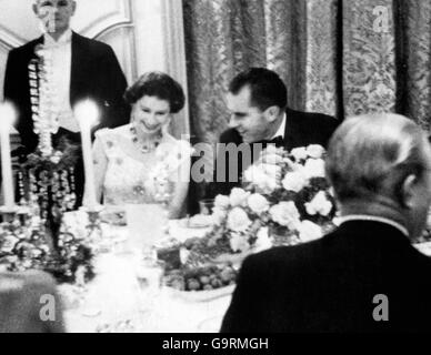 La Reine et le vice-président américain Richard Nixon se réunissent à la table lors du dîner de Thanksgiving donné par M. et Mme Nixon. Banque D'Images