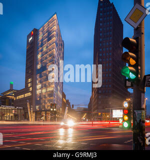 La Potsdamer Platz de Berlin la nuit, voir les gratte-ciel modernes contre un ciel bleu foncé, Banque D'Images