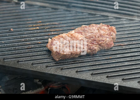 Deux t-bone steaks de boeuf florentin sur le grill Banque D'Images