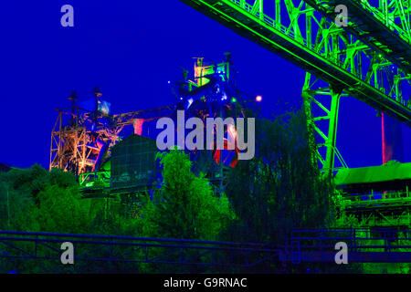 Parc paysager Duisburg, abandonné l'usine sidérurgique, musée en plein air, light show de Jonathan Park, Duisbourg, Rhénanie du Nord-Westphalie, Allemagne, Europe Banque D'Images