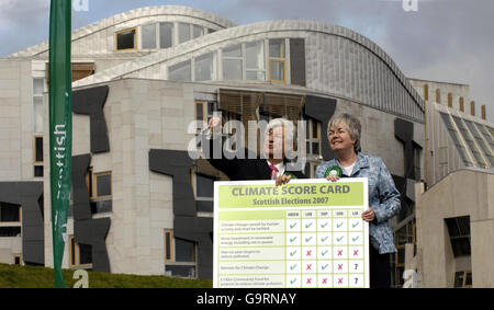 Le leader du Parti Vert écossais Robin Harper et le MSP Shiona Baird dévoilent une « carte de score sur le changement climatique » pour les principaux partis politiques en dehors du Parlement écossais, à Édimbourg. Banque D'Images