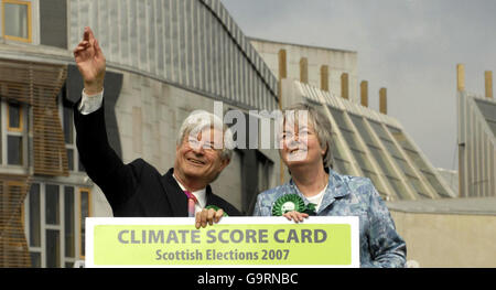 Le leader du Parti Vert écossais Robin Harper et le MSP Shiona Baird dévoilent une « carte de score sur le changement climatique » pour les principaux partis politiques en dehors du Parlement écossais, à Édimbourg. Banque D'Images