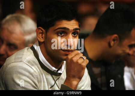 Les montres Amir Khan de Bolton venant du ring side, avant le combat du titre de Featherweight de la WBU entre Derry Matthews de Liverpool, affronteront John Simpson à Liverpool Olympia, Liverpool. Banque D'Images