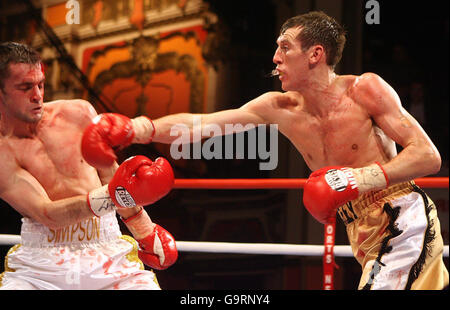 Derry Matthews, de Liverpool, (à droite) en route pour gagner des points dans le combat du titre de poids plume WBU contre John Simpson, de Greenock, à Liverpool Olympia. Banque D'Images