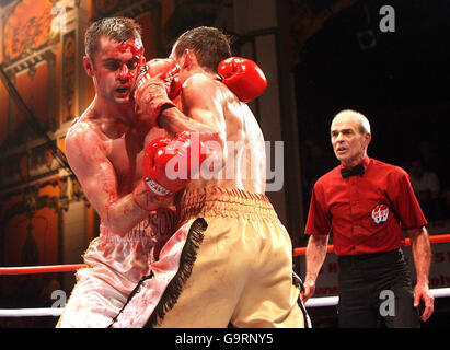 Derry Matthews, de Liverpool, (à droite) en route pour gagner des points dans le combat du titre de poids plume WBU contre John Simpson, de Greenock, à Liverpool Olympia. Banque D'Images