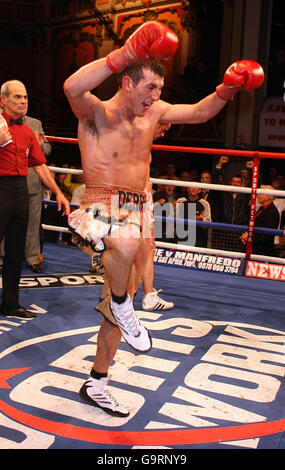 Boxe - combat pour le titre poids plume de l'UMA - Derry Matthews v John Simpson - Liverpool Olympia Banque D'Images