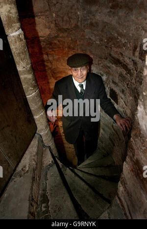 Sonnerie de Bell Norman Yeo, qui a 100 ans demain, marche le long des marches de la tour de l'église avant de sonner les cloches pour le service du dimanche à l'église de la Toussaint à long Ashton, Bristol. Banque D'Images