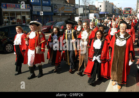 Le Lord Mayor de la ville de Londres, John Stuttard (au centre en noir) est rejoint par les Lord Mayors des 32 autres arrondissements de Londres lorsqu'ils participent à une marche caritative de huit kilomètres. Banque D'Images