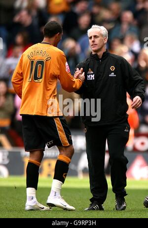 Football - Championnat de la ligue de football Coca-Cola - Wolverhampton Wanderers / West Bromwich Albion - The Molineux.Jay Bothroyd de Wolverhampton Wanderers serre la main avec son Manager Mick McCarthy après le match. Banque D'Images