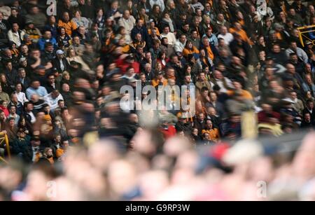 Football - Championnat de la ligue de football Coca-Cola - Wolverhampton Wanderers / West Bromwich Albion - Stade Molineux.Wolverhampton Wanderers et West Bromwich Albion fans pendant le match Banque D'Images