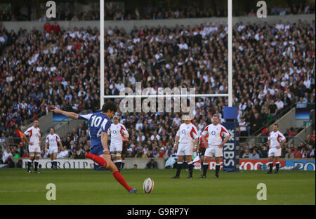 Le Français David Skrela convertit une pénalité contre l'Angleterre lors du championnat RBS 6 Nations au stade de Twickenham, Londres. Banque D'Images