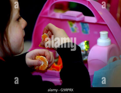 AUTORISATION PARENTALE OBTENUE. Photo générique des élèves qui profitent d'un panier repas dans une école primaire de Cambridgeshire. Banque D'Images