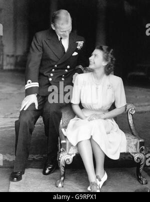 L'engagement de la princesse Elizabeth envers le lieutenant Philip Mountbatten est annoncé et le jeune couple heureux est photographié ensemble au Palais de Buckingham Banque D'Images