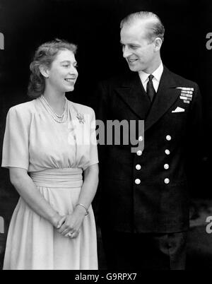 Souriant avec joie la princesse et son fiancé, Lieut. Philip Mountbatten est photographié au palais de Buckingham. L'anneau d'engagement de la princesse Elizabeth est clairement visible sur l'image Banque D'Images