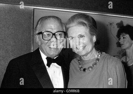 Sir Richard Attenborough, qui en est à sa 60e année, avec sa femme, l'ancienne actrice Sheila SIM, qu'il a épousé en 1945. Banque D'Images