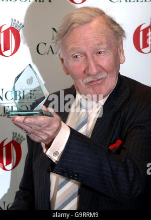 L'acteur Leslie Phillips a remporté son trophée « troueur de l'année » (qu'il a reçu par son meilleur ami Peter O'Toole), lors des « Oldie de l'année Awards » du magazine Oldie à l'hôtel Simpsons, dans le centre de Londres. Banque D'Images