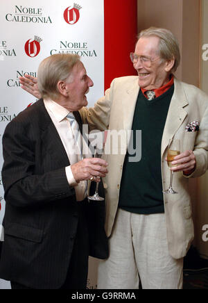 Peter O'Toole (à droite) félicite Leslie Phillips pour avoir remporté le « Trouper of the Year Award », aux « Oldie of the Year Awards » du magazine Oldie à l'hôtel Simpsons, dans le centre de Londres. Banque D'Images