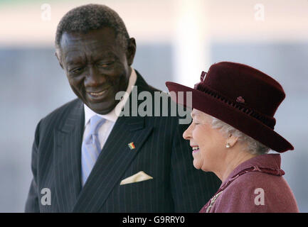 La reine Elizabeth II de Grande-Bretagne accueille le président John Kufuor du Ghana à Horse Guards à Londres. Banque D'Images