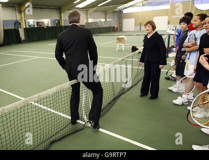 Tony Blair visites sports centre Banque D'Images