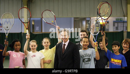 Le Premier ministre britannique Tony Blair et la secrétaire à la Culture Tessa Jowell se tiennent avec de jeunes joueurs de tennis à la Westway Sports Academy de Londres. Banque D'Images