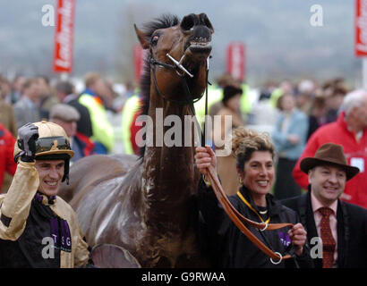 Jockey Paddy Brennan fête avec Inglis Drever, aux côtés du marié Ginni Wright et du copropriétaire Graham Wylie (à droite) après avoir remporté l'obstacle Ladbroke World au troisième jour du Cheltenham Festival à l'hippodrome de Cheltenham. Banque D'Images