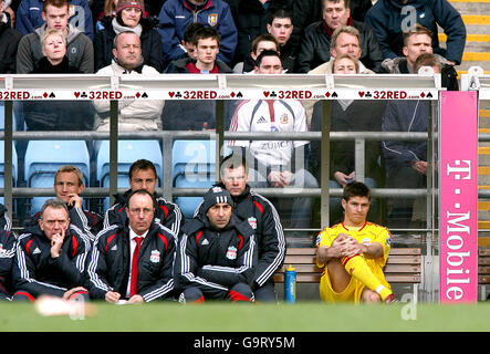 Steven Gerrard de Liverpool sur le banc (à droite) après avoir été pris OFF par le directeur Rafael Benitez (deuxième à gauche) Banque D'Images