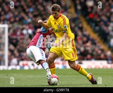 Luke Moore de Aston Villa et Steven Gerrard de Liverpool (à droite) Banque D'Images