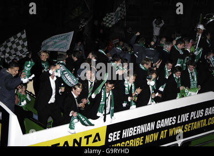 Hibernian fêtez leur victoire de la CIS Insurance Cup sur un bus à toit ouvert au départ des City Chambers d'Édimbourg. Banque D'Images