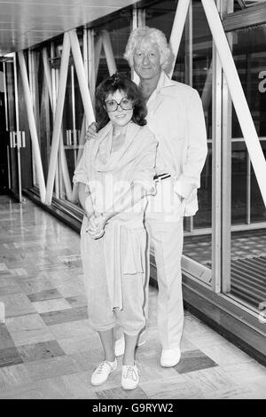 L'acteur Jon Pertwee, un ancien Dr Who, et l'actrice Elisabeth Sladen, qui a joué son compagnon dans la série, à l'aéroport d'Heathrow où ils sont partis à Miami pour assister à une convention Dr When. Banque D'Images