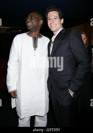 Ioan Gruffudd (à droite) et Youssou n'Dour arrivent pour la première britannique de la grâce étonnante au Curzon Mayfair dans le centre de Londres. Banque D'Images
