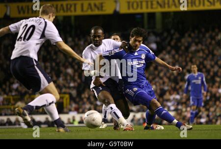 Didier Zokora (au centre) de Tottenham Hotspur et Michael Ballack (à droite) de Chelsea se disputent le ballon, tandis que Michael Dawson, de Tottenham, regarde. Banque D'Images