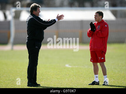 John Toshack, directeur du pays de Galles (à gauche), parle avec Craig Bellamy lors d'une séance de formation à Jenner Park, Barry. Banque D'Images