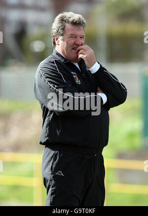 Le directeur du pays de Galles, John Toshack, observe ses joueurs lors d'une session d'entraînement à Jenner Park, Barry. Banque D'Images