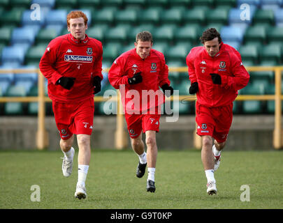 Wales' (de gauche à droite) James Collins, Craig Bellamy et Simon Davies lors d'une séance d'entraînement à Jenner Park, Barry. Banque D'Images