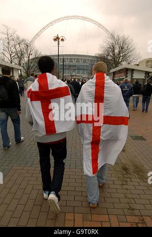 Football - moins de 21 ans International friendly - Angleterre / Italie - Wembley Stadium.Les fans de l'Angleterre se rendent sur Wembley Way avant le match Banque D'Images