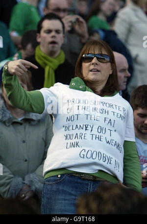 Un fan irlandais montre son soutien à l'équipe de la République d'Irlande lors du match de qualification européen de Championsip de l'UEFA à Croke Park, Dublin. Banque D'Images