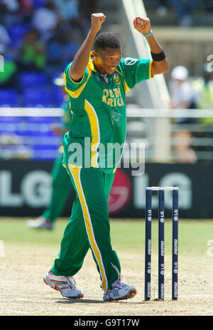 Le Makhaya Ntini, en Afrique du Sud, célèbre la prise du cricket de Ricky Ponting en Australie lors du match de la coupe du monde de cricket de l'ICC au Warner Park Stadium, Basseterre, St Kitts. Banque D'Images