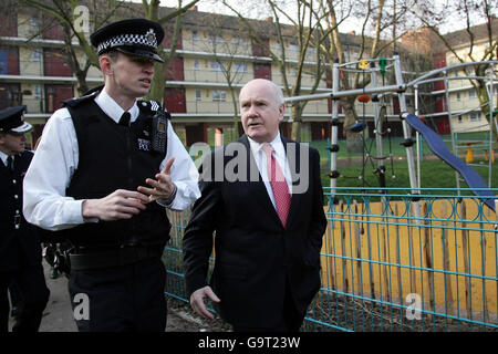 Le secrétaire d'État John Reid (à droite) parle au sergent de police.Steve Allen lors d'une visite au domaine de Willard à Clapham, dans le sud de Londres. Banque D'Images