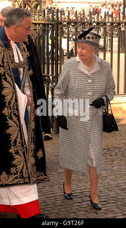 La Reine parle au très Rev John Hall le doyen de l'abbaye de Westminster, après être arrivée à l'abbaye ce matin. Banque D'Images