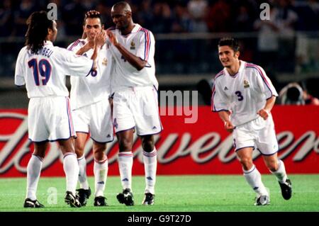 Football - coupe des Confédérations - finale - France / Japon.Patrick Vieira (2e r) est félicité par les coéquipiers Christian Karembeu (l), Youri Djorkaeff (2e l) et Bixente Lizarazu (r) Banque D'Images