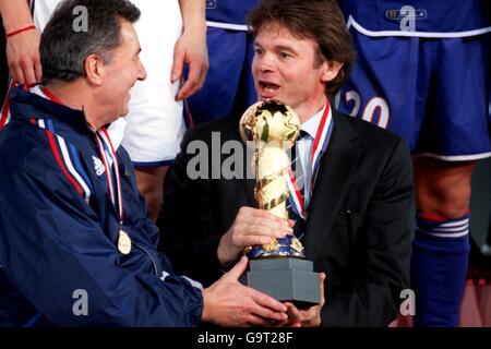 Football - coupe des Confédérations - finale - France / Japon.L'entraîneur japonais Philippe Trouzier (r) prend le trophée coupe des Confédérations au large de l'entraîneur français Roger Lemerre (l) comme une blague Banque D'Images