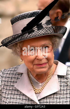 La Reine sourit alors qu'elle quitte l'abbaye de Westminster, malgré une protestation d'un homme seul pendant le service, cet après-midi. Banque D'Images