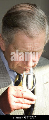 Le Prince Charles de Grande-Bretagne sent le whisky clair « premier esprit » avant qu'il ne vieillit, lors d'une visite à la Compagnie anglaise Whisky à Roudham, Norfolk. Banque D'Images