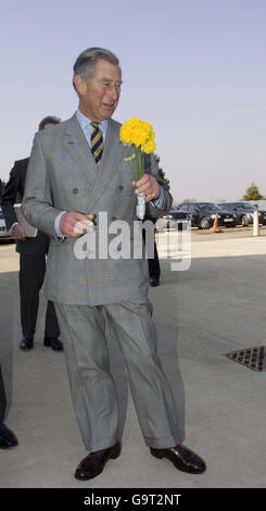 Le Prince Charles de Grande-Bretagne est présenté avec un posi lors d'une visite à la Compagnie de Whisky anglaise à Roudham, Norfolk. Banque D'Images